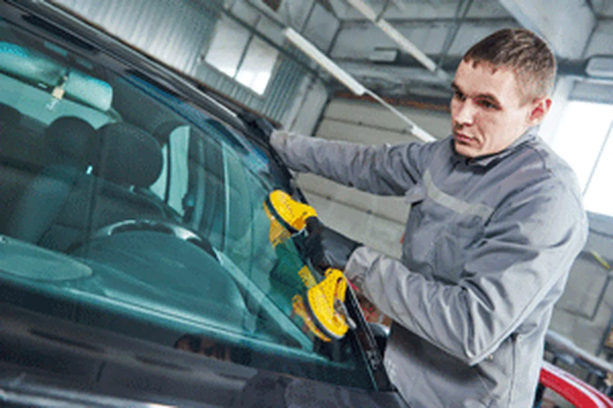mobile auto glass repair in Marina del Rey